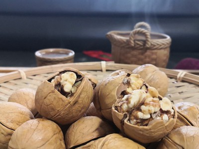 2023新疆薄皮烤核桃草本味4斤礼盒装图3